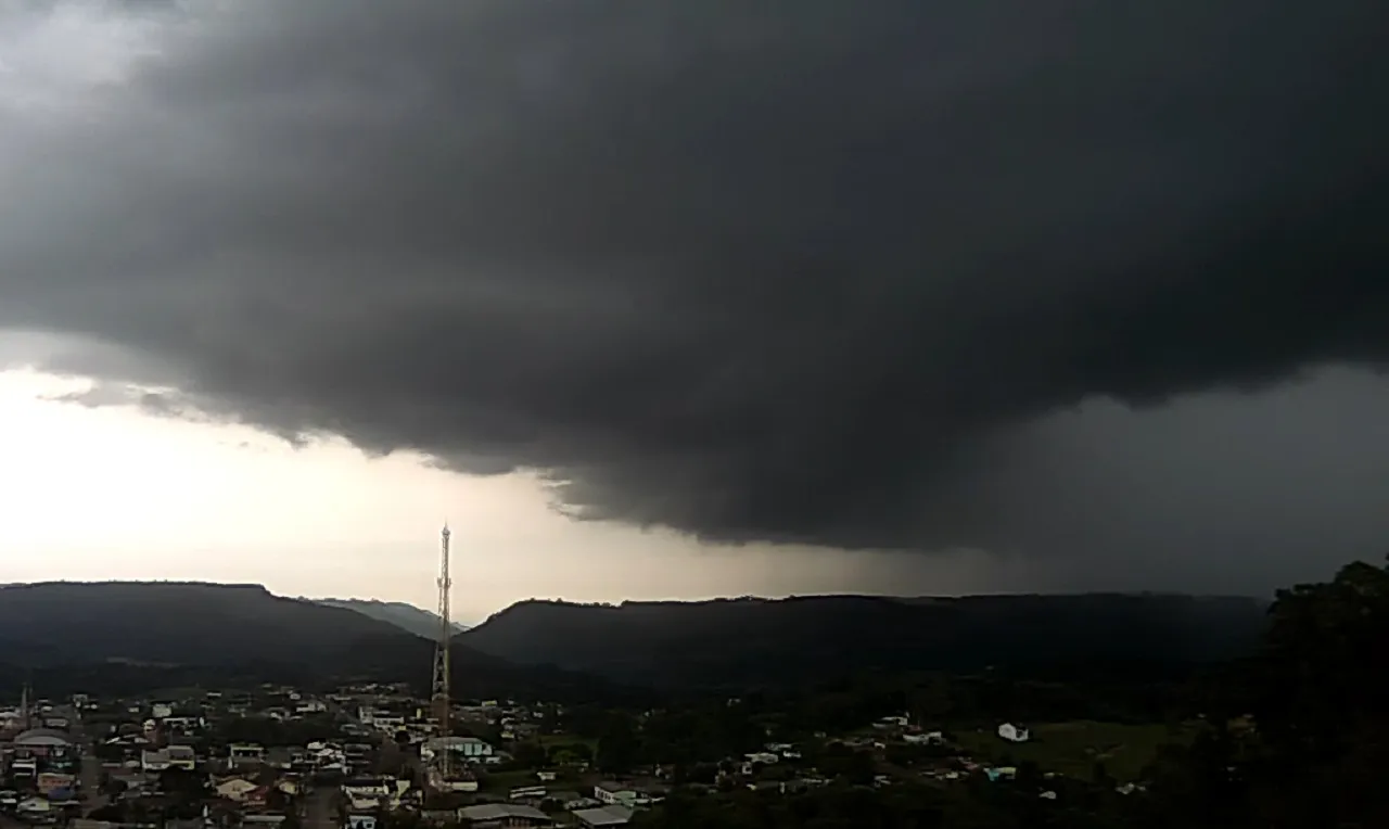 A imagem mostra o avan&ccedil;o de chuva em um determinada cidade do SUl